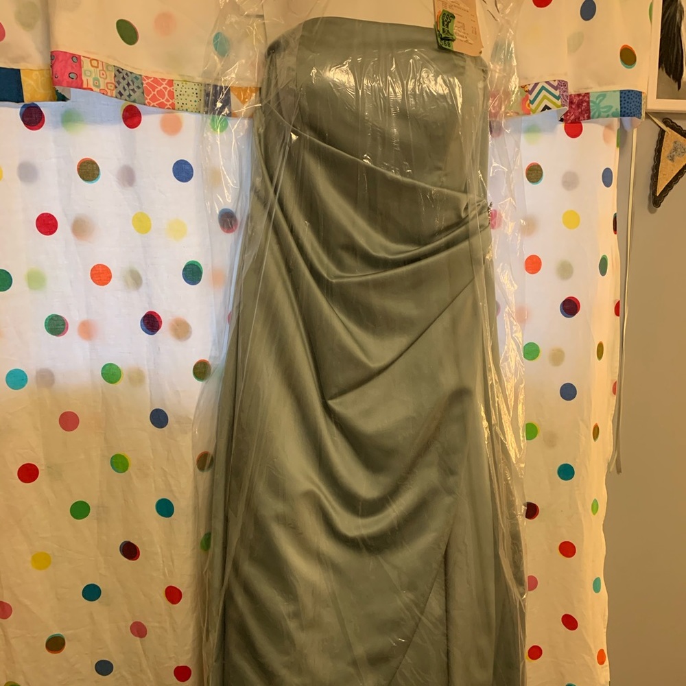 🐢 David’s Bridal Peridot Bridesmaid Dress